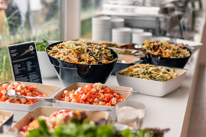 Die Event Location amSee bietet hochwertiges Catering und moderne Ausstattung.