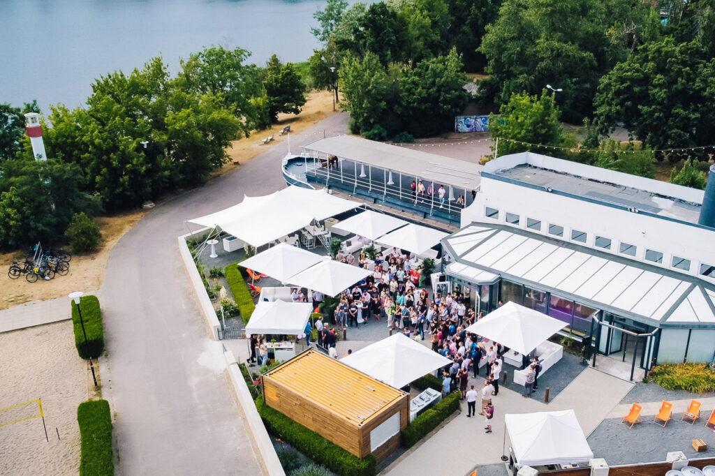 Das Bild zeigt die Eventlocation amSee am Tag von oben.