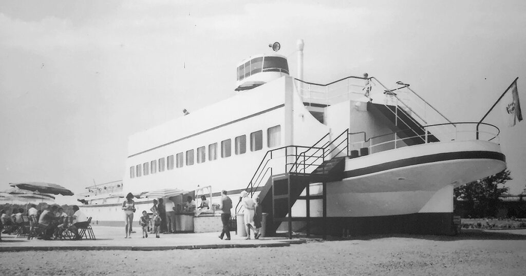 amSee: alte Aufnahme der MS Frieda aus den 1970ern in Schwarzweiß