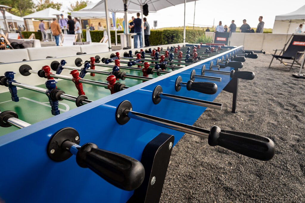 Ein Kicker steht bei einer Firmenfeier im Außenbereich der Location amSee.