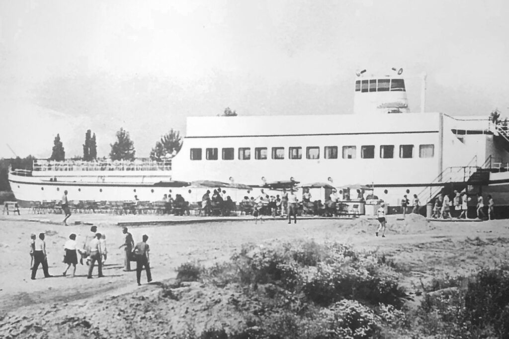 Aufnahme mit Geshcichte: Schwarz-Weiß-Bild der MS Frieda am Kulkwitzer See.