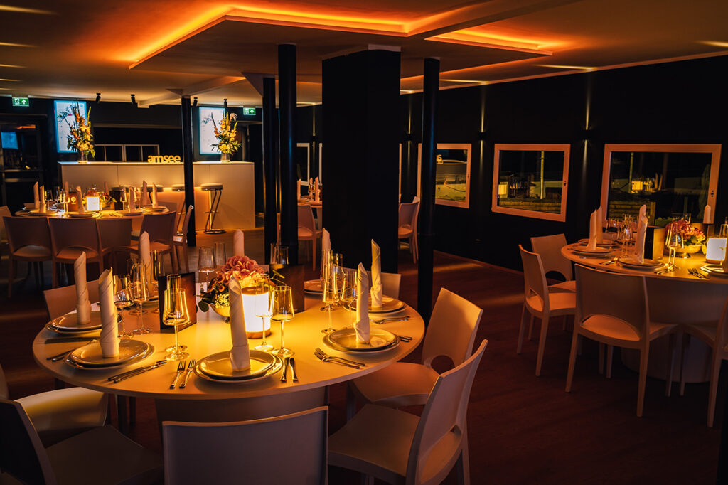 Die amSee Location Leipzig bietet moderne Veranstaltungstechnik, hochwertiges Mobiliar und köstliches Catering.