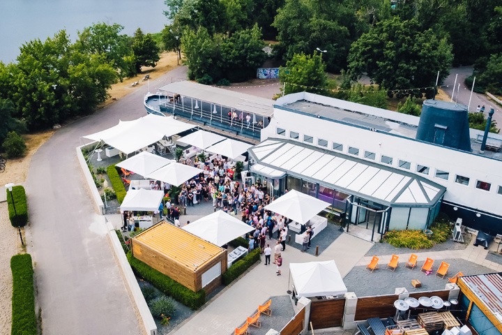 Die amSee Location von oben (am Tag), gefilmt mit einer Drohne.