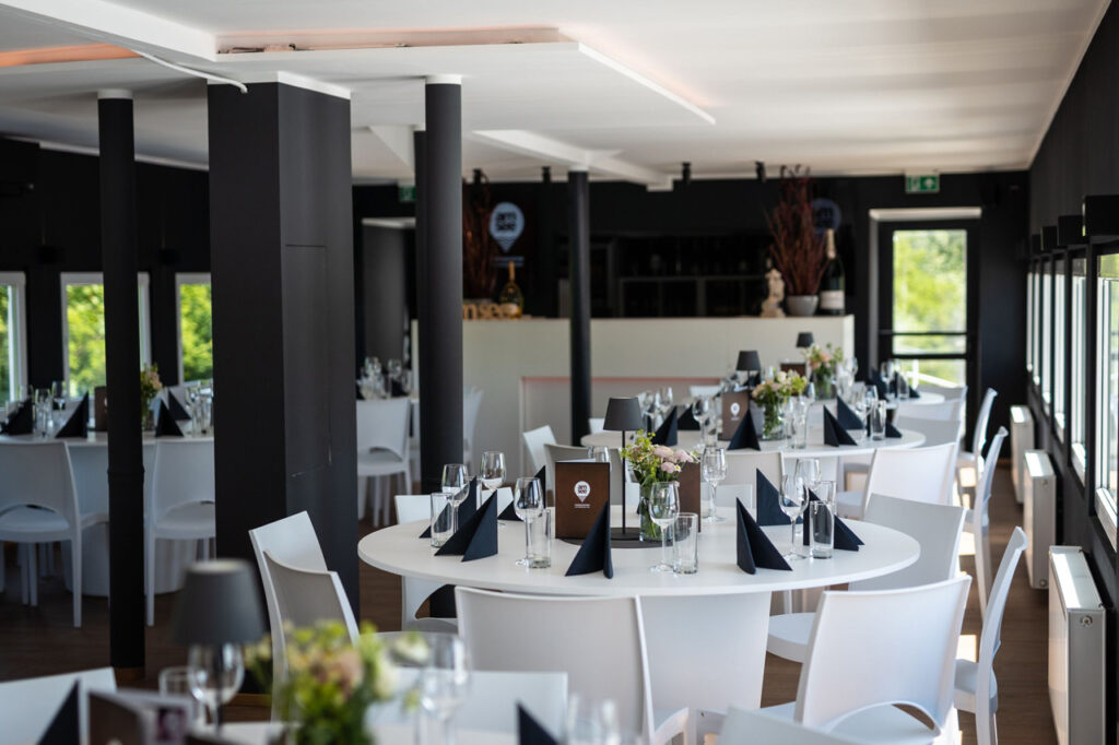 Blick ins Oberdeck der amSee Location Leipzig. Der Preis für die Mieträume beträgt 3.200 € netto pro Veranstaltungstag.