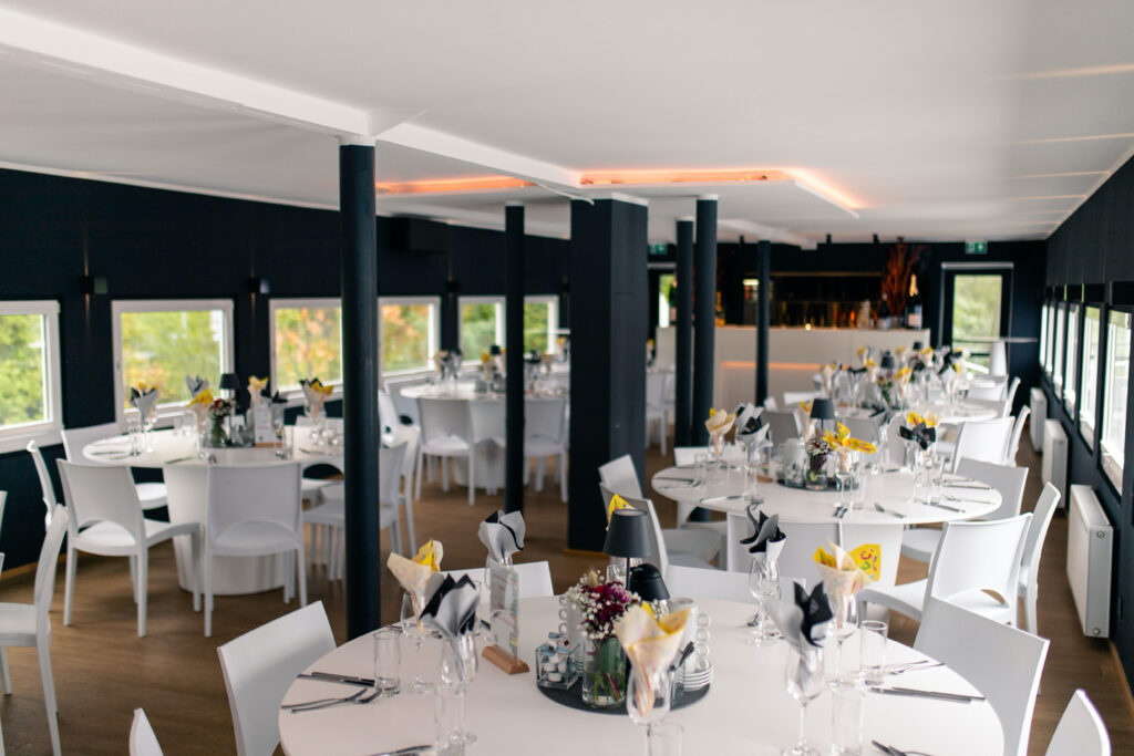 Das Oberdeck ist für den Schulanfang festlich vorbereitet: weiße Bankettmöbel, Tischschmuck und Ambientebeleuchtung.