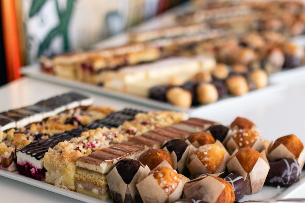 Nahaufnahme eines Kuchenbuffets.