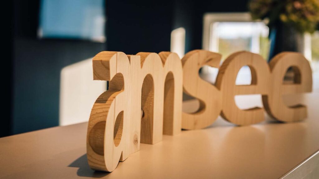 Der Schriftzug "amsee" aus Holz auf dem Tresen der Bar im Oberdeck.