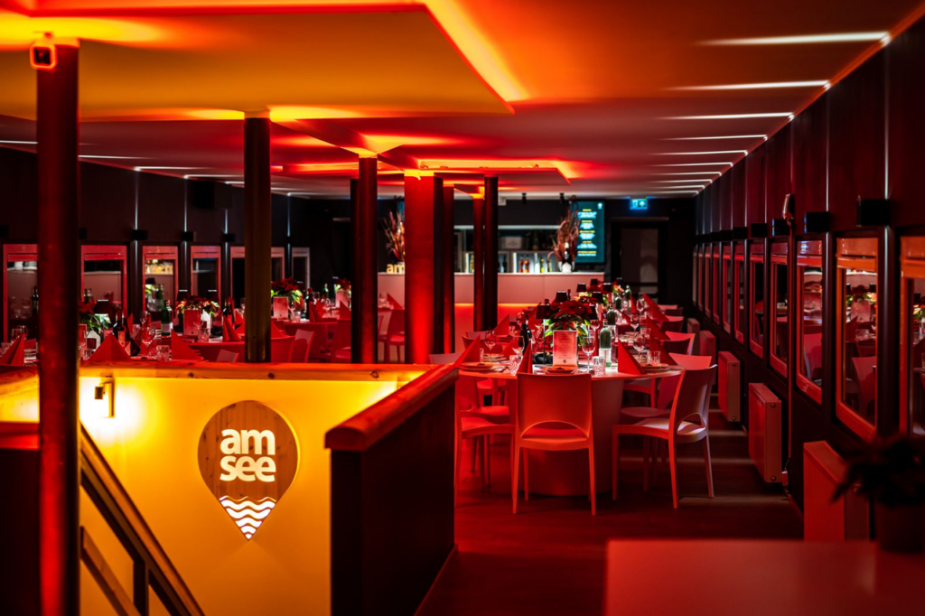 Das weihnachtlich geschmückte Oberdeck der Location amSee, im Vordergrund der beleuchtete Treppenaufgang