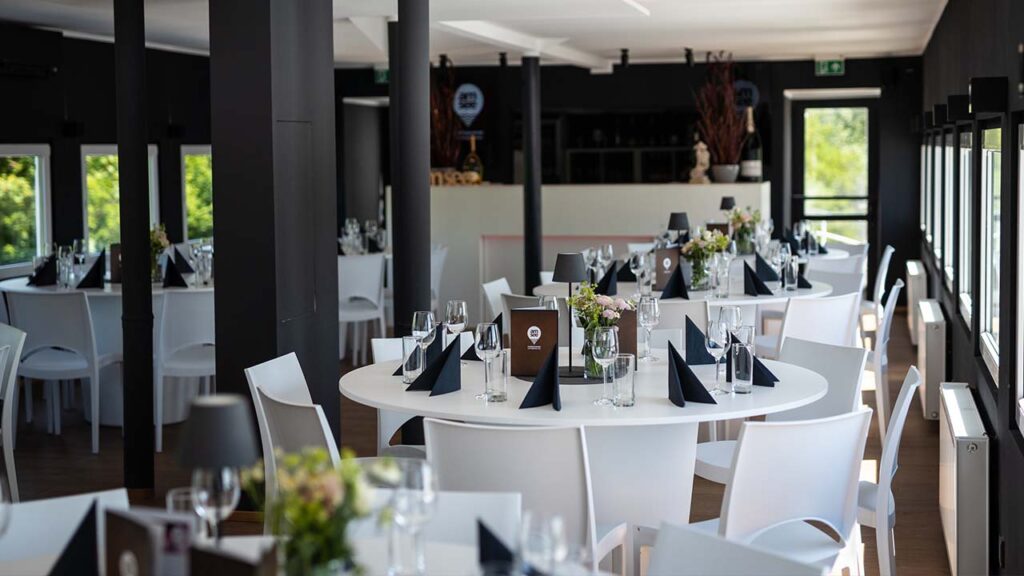 Das Oberdeck ist für Business Events vorbereitet: weiße Bankettmöbel, Tischschmuck und Ambientebeleuchtung.