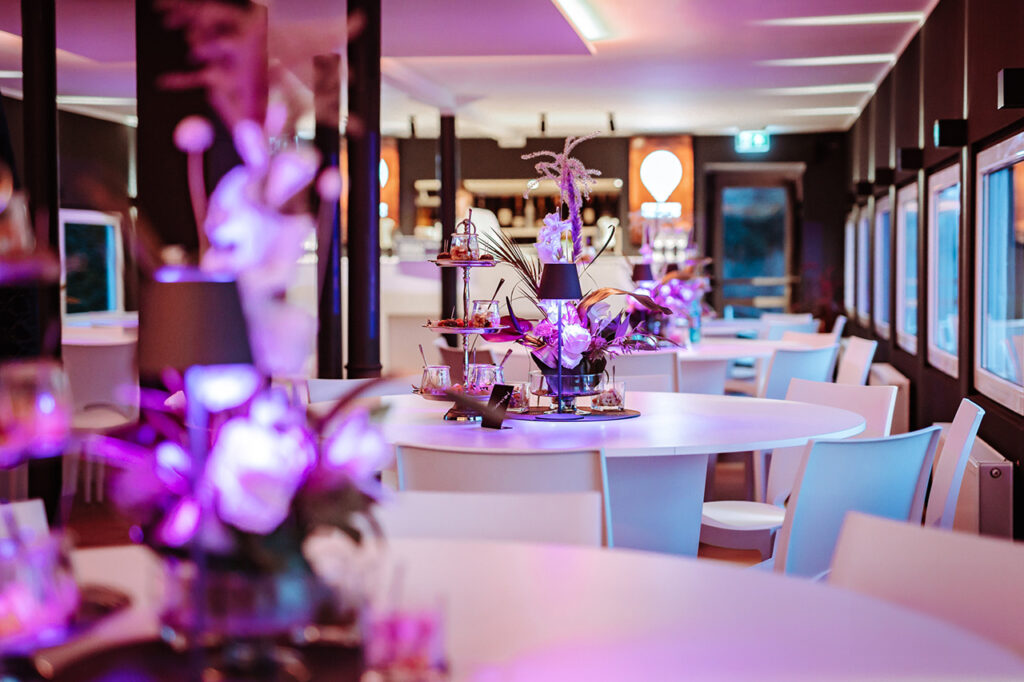 Das Oberdeck der Location amSee Leipzig ist für eine Party eingerichtet.