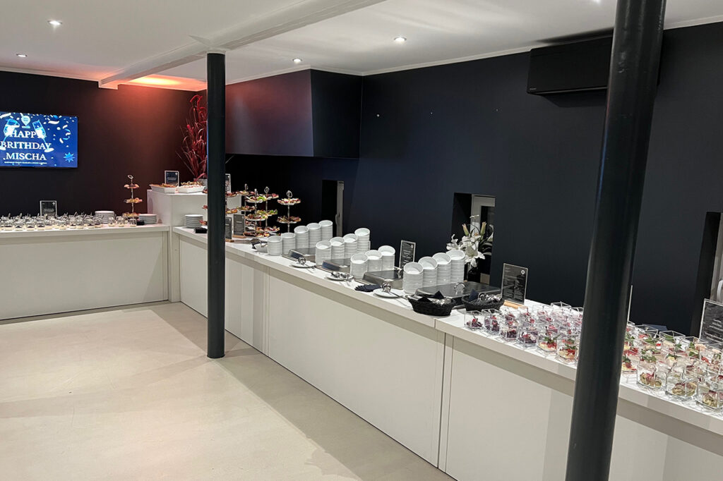 Die Lounge des amSee Leipzig, eingerichtet mit Buffetmöbeln.