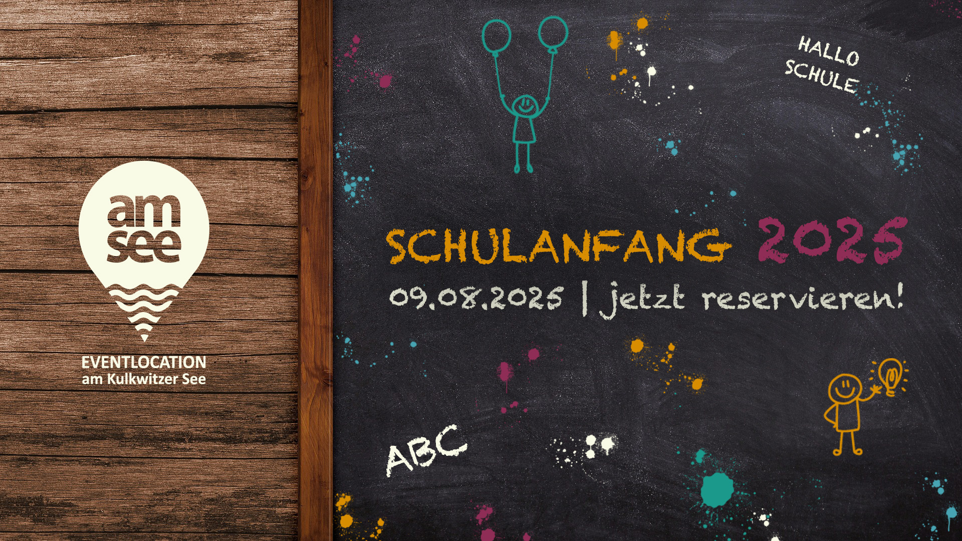Das Bild zeigt eine Tafel, auf der "Schulanfang 2025 - 09.08.2025 | jetzt reservieren" steht. Außerdem befinden sich bunte Farbspritzer, Strichmännchenzeichnungen etc. darauf. Am linken Bildrand gibt es eine Holzfläche mit dem Logo der Location amSee.
