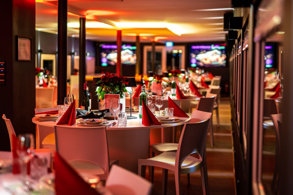 Das weihnachtlich geschmückte Oberdeck der Location amSee.