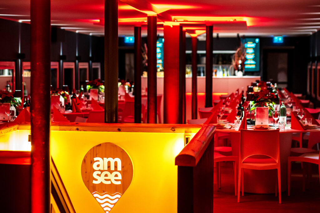 Das Oberdeck der Location amSee ist festlich für eine Weihnachtsfeier eingerichtet.