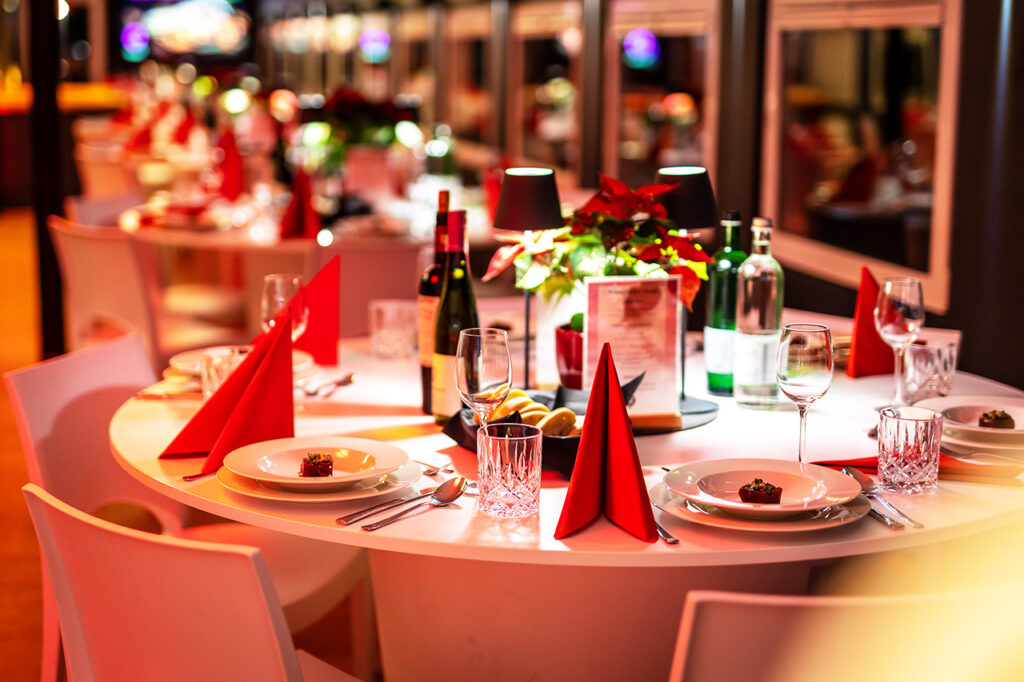 Ein festlich gedeckter Tisch für eine Firmen-Weihnachtsfeier am Kulkwitzer See Leipzig.