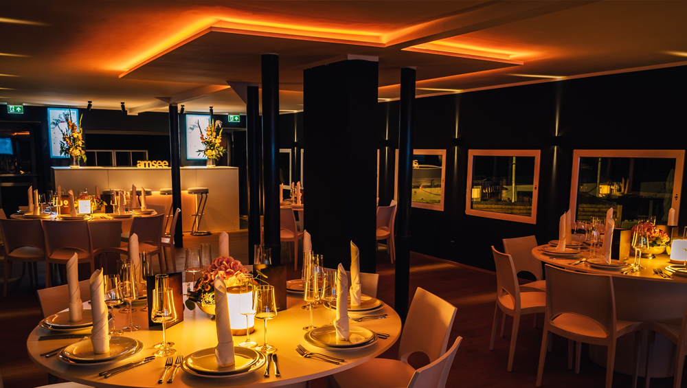 Oberdeck der amSee-Location im Winter mit dezenter Ambientebeleuchtung und festlich gedeckten Tischen